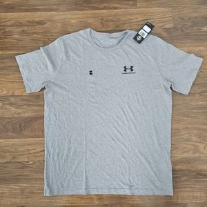 Under Armour Heatgear Men's Shirt  Size XL. Color silver  Keeps You Cool